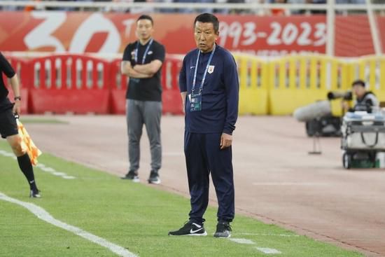 宏大的战争场面，浩荡的军队、先进的坦克和直升机等重型兵器都充分体现了影片的视觉冲击力。