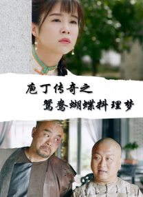 在幽暗的氛围中，迈克尔· 法斯宾德（Michael Fassbender）与新种异形对视。