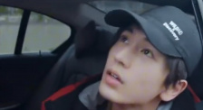 老牌影星迈克尔·道格拉斯与前妻凯瑟琳·泽塔-琼斯自去年离婚后，首度公开牵手亮相，在媒体面前大玩深情对视。