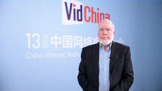 奥斯卡影后艾米·亚当斯真空激凸走光，献吻杰瑞米·雷纳。